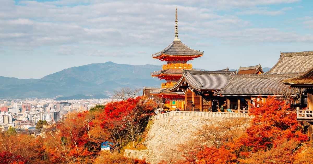 Tour com guia turístico no Japão no templo kiyomizu-dera em Kyoto