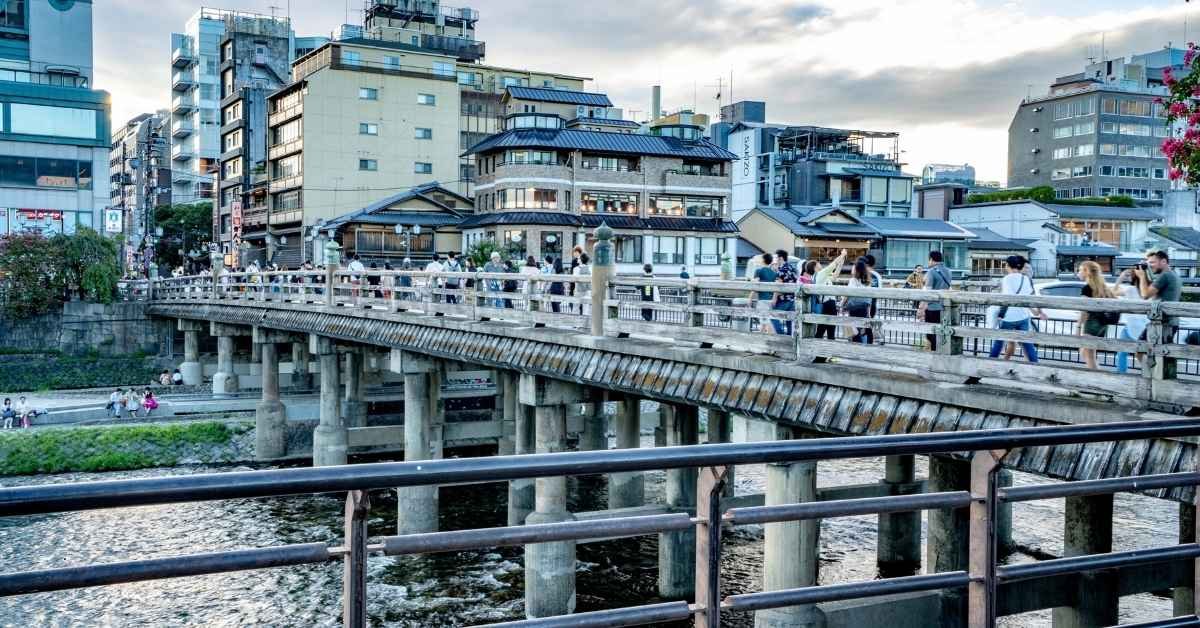 Tour com guia turístico no Japão em gion no centro de Kyoto
