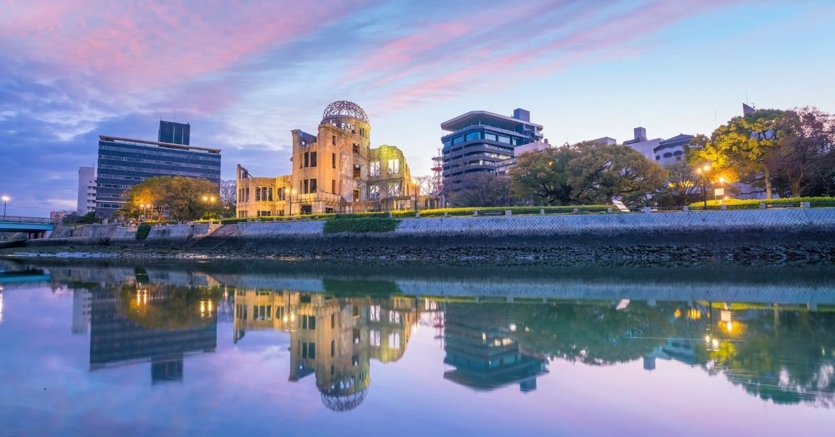 Tour com guia turístico no Japão no parque memorial da paz em Hiroshima