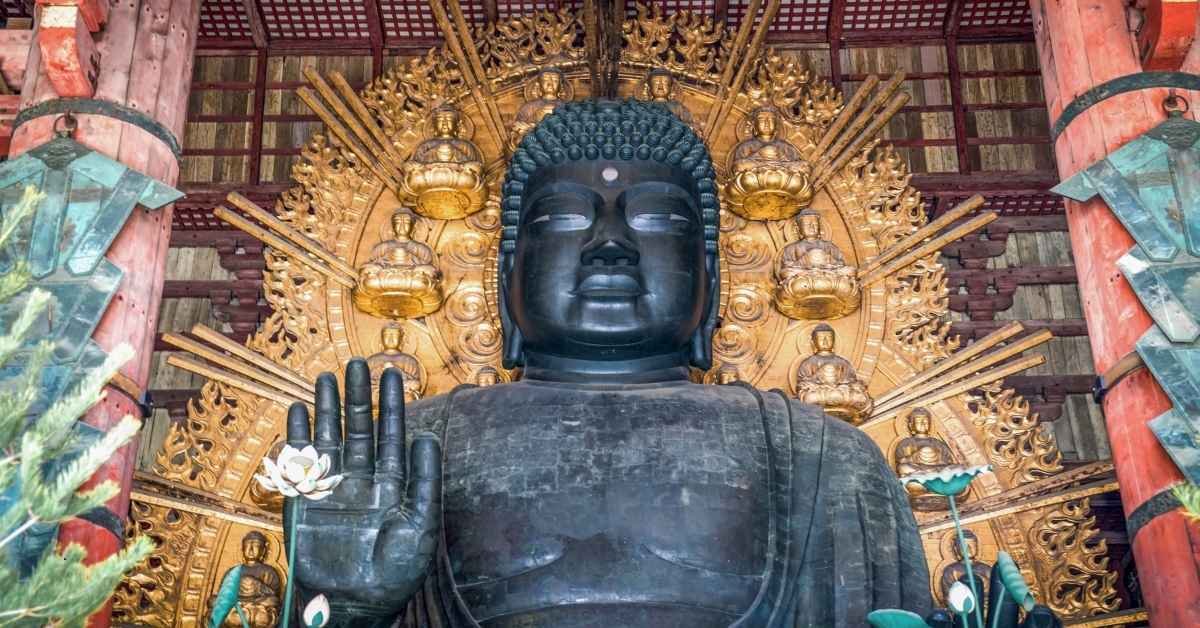 Tour com guia turístico no Japão no grande buda do templo todai-ji em nara