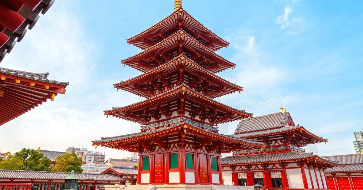 Tour com guia turístico no Japão no pagode do templo shitenno-ji em Osaka
