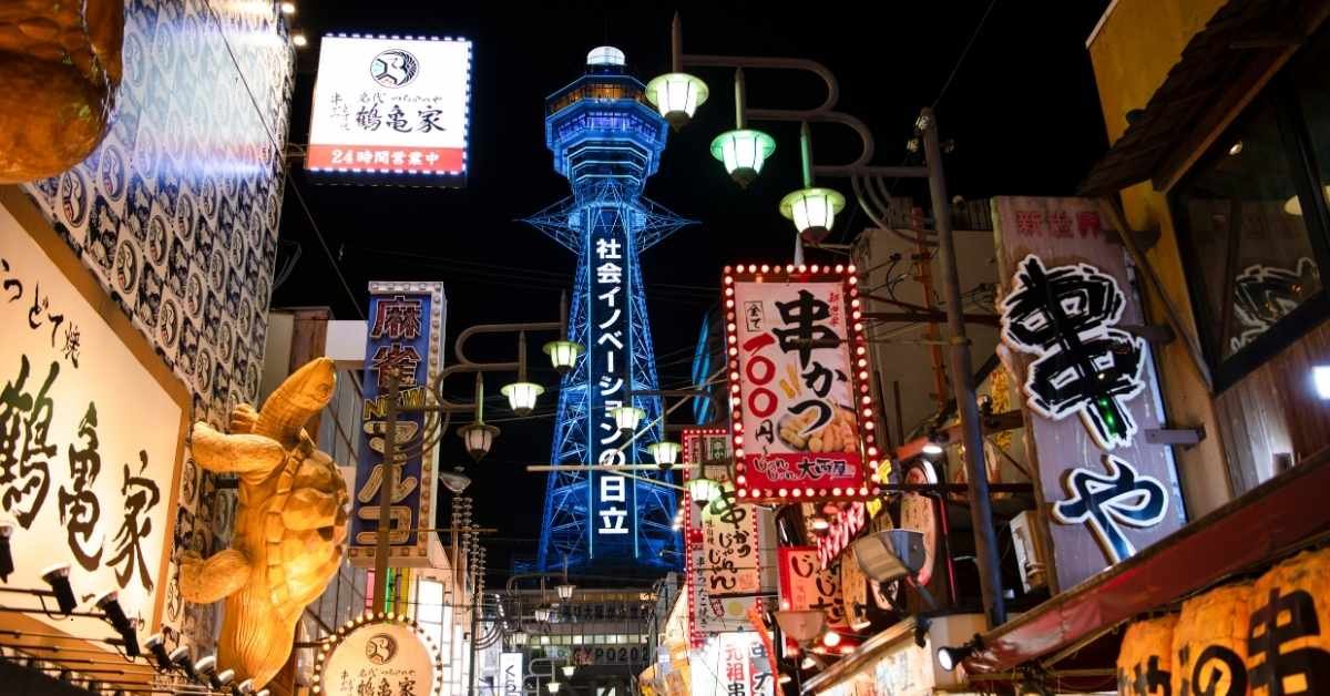 Tour com guia turístico no Japão em Osaka no bairro de Shinsekai na Torre Tsutenkaku