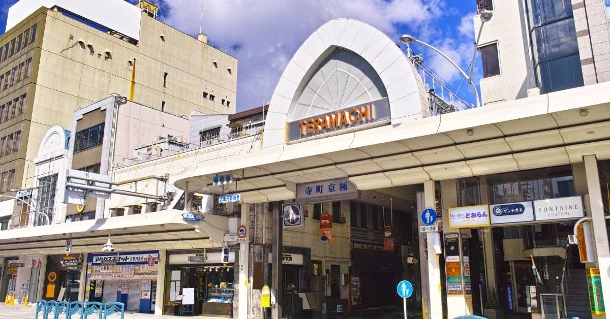 Tour com guia turístico no Japão no centro comercial Teramachi em Kyoto